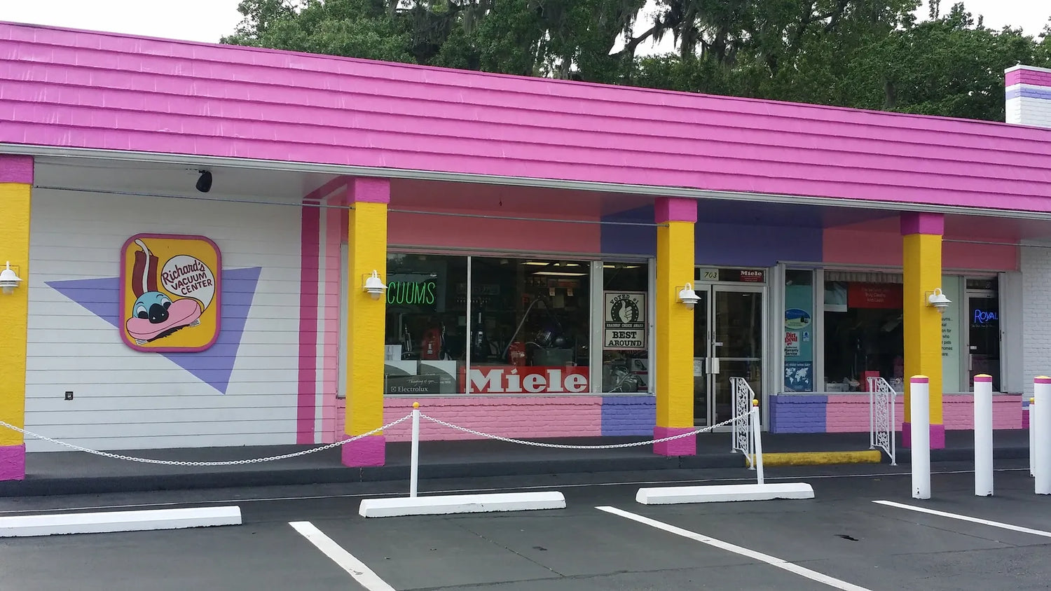 Outside view of Richard's Vacuum Center, a vacuum cleaner store located in Daytona Beach, FL.